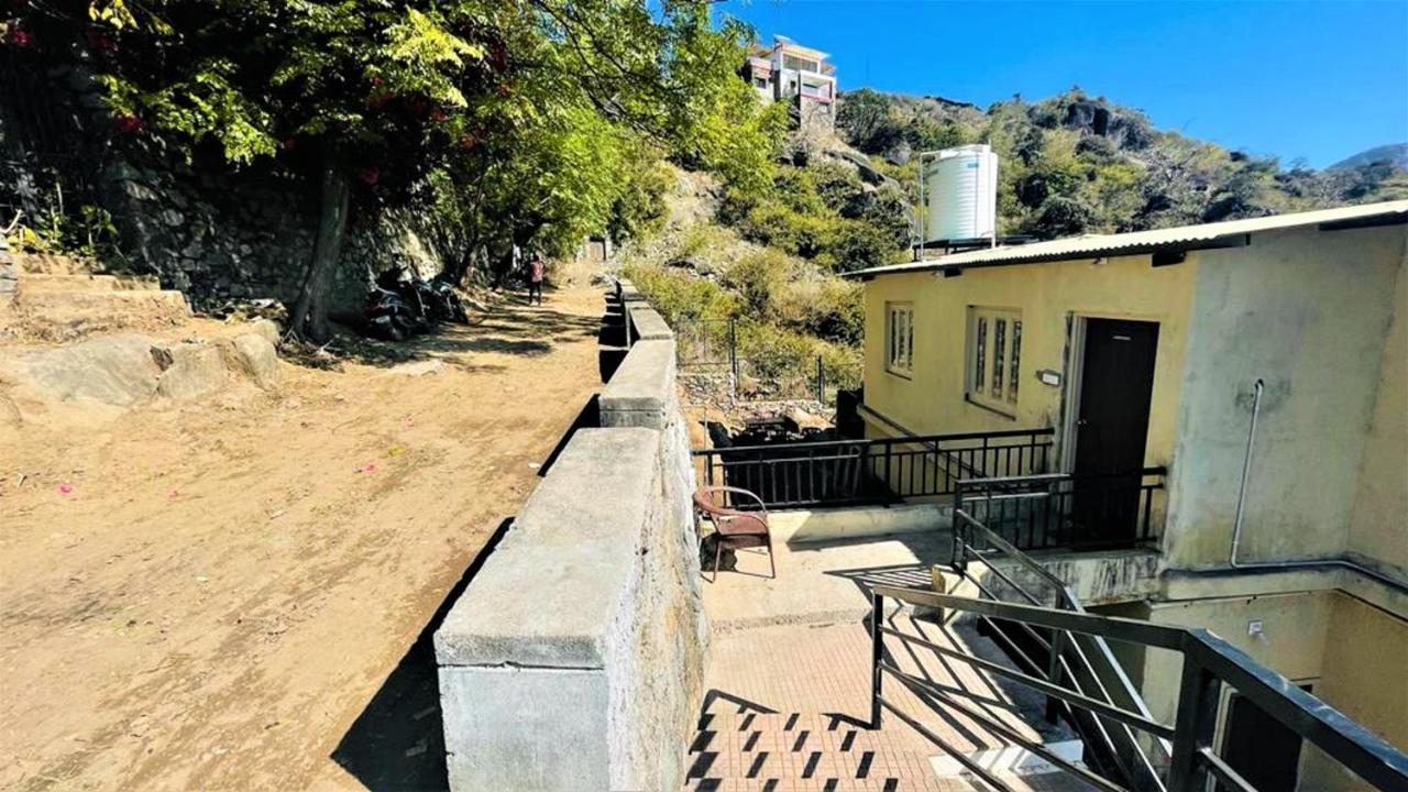 Shikhar Bunglow - A Stunning Valley View Bungalow In Mount Abu Bed and Breakfast Exterior foto